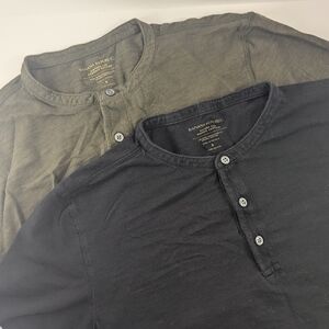 Lot Of 2 Banana Republic Men's Casual Button Down Shirts - Black and Olive Green